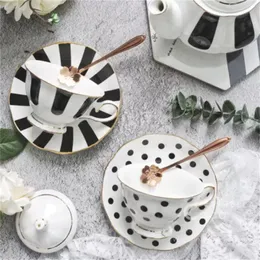 Set di piattini per tazze da caffè a forma di fiore Set da tè pomeridiano in ceramica stile europeo Fine Bone China Tazza da tè Bicchieri con bordo dorato RRA52