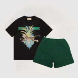 Lyxdesigner barn Kläder Set Överallt bokstäver gröna shorts T-shirt set mode Brittiskt modemärke sommar barnskatter och flickor bomull i två delar