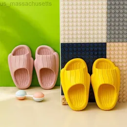 Sandals de chinelas de sandálias infantis de verão desenho animado sólido grossa escorregamento de banheiro interno plástico de plástico L221020202020202020