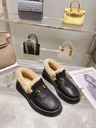 Designer de luxo quente da moda Mulheres botas curtas Couro de l￣ australiana Rasa de neve de neve n￣o deslize Sapatos de salto lapidado plano de salto plano 35-42 com caixa