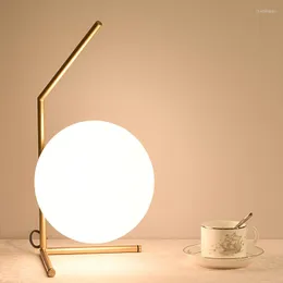 Bordslampor Post Modern Creative Led Lamp Nordic Fashion Round Glass Bedroom Desk Warm Decoration Learning Bedside Fixture
