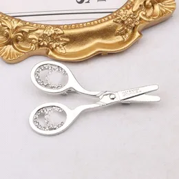 Luxury Designer 18K Gold Plated Silver Plated Scissor Crystal Brooches Fashion Womens Brand Letter Brooche Sweater Suit Brought Pin Clothing Jewelry Accessories