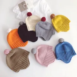 Детские шапочки детские шерстяные шляпы вязаные вязаные шляпы для пряжи Защиты ушей ушные изделия шариковые верхние украшения череп для новорожденных зимние шляпы от Sea Rrb16563