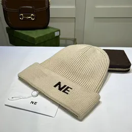 chapéus Designers luxos gorro de tricô clássico feminino suave para a pele outono e inverno quente cor sólida modelos de letras na moda moda feriado guloseimas muito bom