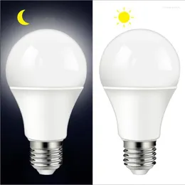 1-10pcs مصباح LED مصباح LED مع استشعار الضوء الغسق لفجر A60 AC220V 10W لتوفير طاقة ليلة الديكور المرآب