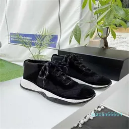 Sapatos casuais treinadores estriados tênis respiráveis ​​tênis de veludo calfskin preto malha de malha de malha designer feminina aumentada