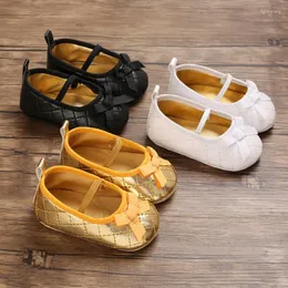 ファーストウォーカーemmababyの女の子の服の幼児靴2022年生まれのカジュアルソフトソールプリンセスベビーベルカー0-18m