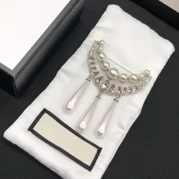 23SS Designer Broşes Yeni Kadınlar Sokak Moda Broş Tasarımcıları Takı Elmaslı Günlük Pin Diamonds Pearl Drop Mens Aksesuarları D2210244F