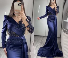 Blu Navy 2023 Abiti da sera firmati Maniche lunghe Applique di pizzo con perline di cristallo Increspature in raso Plus Size Scollo a V Abito da ballo Abiti formali Abiti su misura Abiti estidos