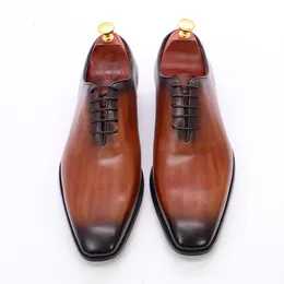 Mens de luxo europeu Oxford Dress Shoes Sapatos genuínos de couro totalmente cortado Handmade Mens Shoes Lace Up Business Office Sapatos formais homens