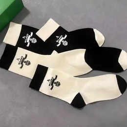 Spezielle Design-Buchstabensocken, schwarz, weiß, für Damen und Mädchen, Buchstaben, Baumwolle, atmungsaktive Socken