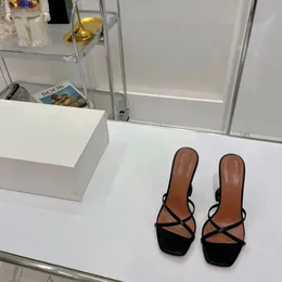 Sapatos femininos de marca de luxo Sola interna de pele de carneiro importada sola de couro moldado por injeção com salto alto Sapatos tamanho grande 35-42 Salto 9,5 cm