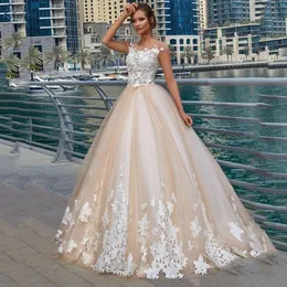 Abiti da sposa in tulle champagne con applicazioni a trapezio Abito da sposa con scollo tondo Maniche a illusione Abiti da sposa Bottoni posteriori Sweep Train in pizzo Abiti da sposa lunghi Elegante Robe De Mariee 2023