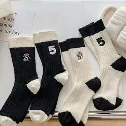 الكلاسيكية Camellia No5 Socks Black White Women Girl مخطط زهرة رقم جورب القطن لحفل الهدايا