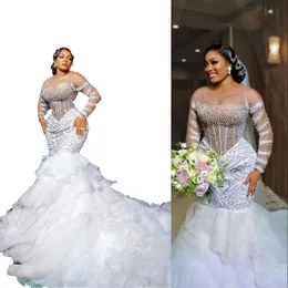 2023 sexy Meerjungfrau Brautkleider Kristallperlen Perlen Afrika Illusion Hals Rüschen abgestufte Langarm -Spitzen -Applikationen Plus Size Custom Brautkleider