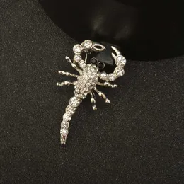 Pinos broches mzc bohemia curto scorpion broche de metal de metal brilhante animal para feminino vestido brosch broches bijoux femme presente l221024