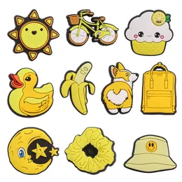 MOQ 20st PVC Yellow Bag Hat Hair Rope Banana Duck Cake Bike Shoe Charm Accessories Decoration Buckcle For Clog Armband Armband Party Gift