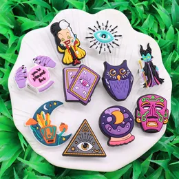 MOQ 20st PVC Queen Owl Crystal Ball Moon Eye Card Shoe Charms Sandaler skor Decoration Hole Slipper Accessories Ornaments