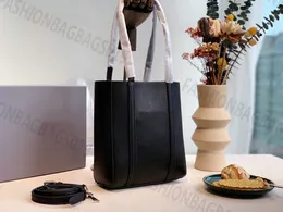 Stilvolle Kalbsleder-Einkaufstasche für Damen – Umhängetasche mit 2 Griffen, offener Tasche, Logo-Druck vorne und italienischem Flair – perfekt für die Alltagsmode