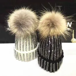 Beanie/Totenkopfkappen KNB013 Abnehmbare winterwarme Pelzbommel-Strickmützen für Damen, handgefertigt, gestreift, mit Strass-Knochen, Skullies-Mütze mit 15 cm Fellknäuel, T221020