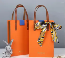 Embrulhe de presente saco de papel laranja kraft de papel de tamanho portátil bolsas de festas de festas de pijamas embalagem de roupas de roupas