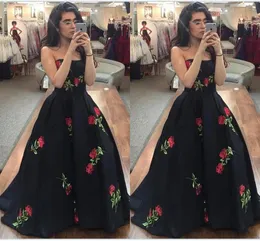 2023 Black Prom Dresses Floral Embroidery Custom Made Evening Gown 형식 행사와 함께 끈이없는 새틴