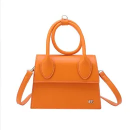 Damentaschen, französisches Design, hochwertige Damen-Umhängetasche mit einer Schulter, konkave Form, kleine quadratische Tasche, 20–15–7 cm