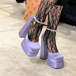 Sandali Rosa Impermeabili con Plateau Alto Personalizzato in Raso Design da Passerella Tacco Spesso e Doppio Cinturino alla Caviglia Decorato con Strass