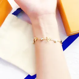 Modedesigner Kette Armbänder Frauen Armreifen Armband Manschetten Buchstaben Armband Schmuck Kristall 18K Gold plattiert Edelstahl Hochzeitsliebhaber Geschenk