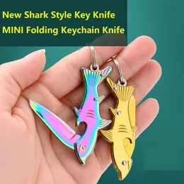 3 färger Shark Style Nyckelkniv Mini Folding Kniv Nyckelring Knivar Utomhuscamping Jaktknivar Kvinna Man Väska Hänge EDC Verktyg Vandringsblad