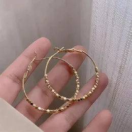 Kolczyki obręczne Wyolbrzymione proste złote koraliki Krąg Euro-American Style Shining Geometry for Women Party Jewelry Gift