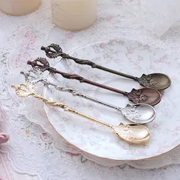 Skedar mini Royal Style Alloy Forks Vintage Metal Carved Coffee Fruit Dessert Cutlery Fork Tea Ice Cream Spoon Kök Flatvarutfall SMTOX