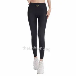 2023 Leggings da donna Pantaloni da yoga Lady Slim Track Pant Stocking Trouse Outwears Vita alta Sport Capris con Budge Designer Legging S-2XL