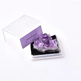 Dekoratif figürin Bir kutu doğal cevher küçük parçaları ametist küme kuvars veya renkli silikon karbür mineral kristalleri iyileştiren reiki