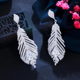 Dingle örhängen Beaqueen Brilliant White Crystal Cubic Zirconia Long Hanging Feather Bridal Wedding Accessories smycken för kvinnor E435