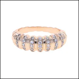 Ringos de cluster Rings cluster Classic CZ Twist Band Dome Ring Rose Gold Color Micro Pave Iced Out Bling Engagement Eternity Stack Wome dhxlu