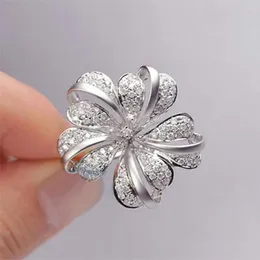 Pierścionki ślubne Uilz Flower Ring Band for Girl Romantic Cute Elegancki elegancki płatek śniegu w kształcie sześciennych kamiennych kobiet z cyrkonu