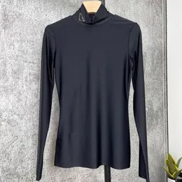 Outono 2023 Moda Feminina Camiseta de manga comprida Base preto e branco Designer de cores de algodão luxuoso elástico Triângulo de conforto suave Triângulo Triângulo