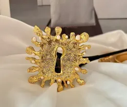 Broche Décorative Style Schiaparelli - Perles Dorées Et Strass - Forme Trou De Serrure - Neuf Sans Emballage