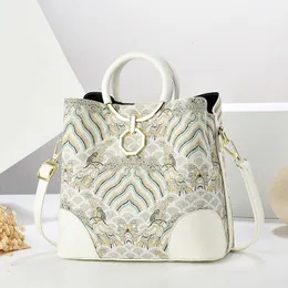 Borsa a tracolla ricamata Roma - Donna - Borse - di Handreamlab | su