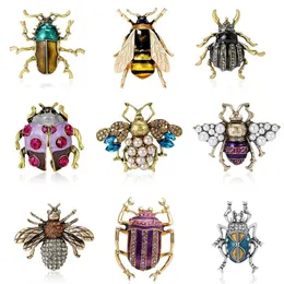 Delicata spilla a forma di farfalla per le donne accessori alla moda di