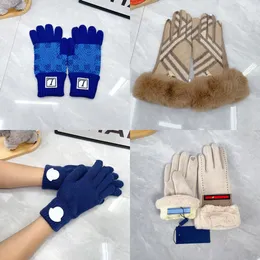 Set Invernale 3 Pezzi Per Donna – Cappello Con Pompon, Sciarpa E Guanti Touchscreen – Morbido E Termico - 3