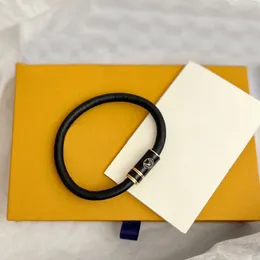 Bracciali in pelle con rivetti modello Arn, colore nero ⚔️ Negozio