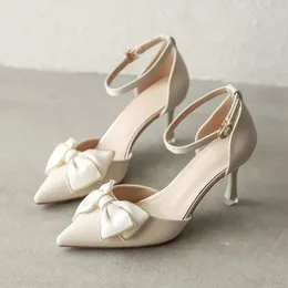 Elegant White Pearl Lace Flower Flat Wedding Shoes 2024 Ankle Strap Pointed Toe Wedding Sandals