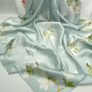 Sciarpa quadrata piccola di seta di gelso puro 100% donna - fazzoletto Sciarpa quadrata piccola di seta di gelso puro 100% donna - fazzoletto