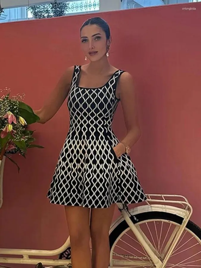 Smart Styling Tips: How to Wear Sleeveless Dresses in Cooler Weather  Without Losing Warmth - Smart.DHgate  Trusted Buying Guides for Global  Shoppers