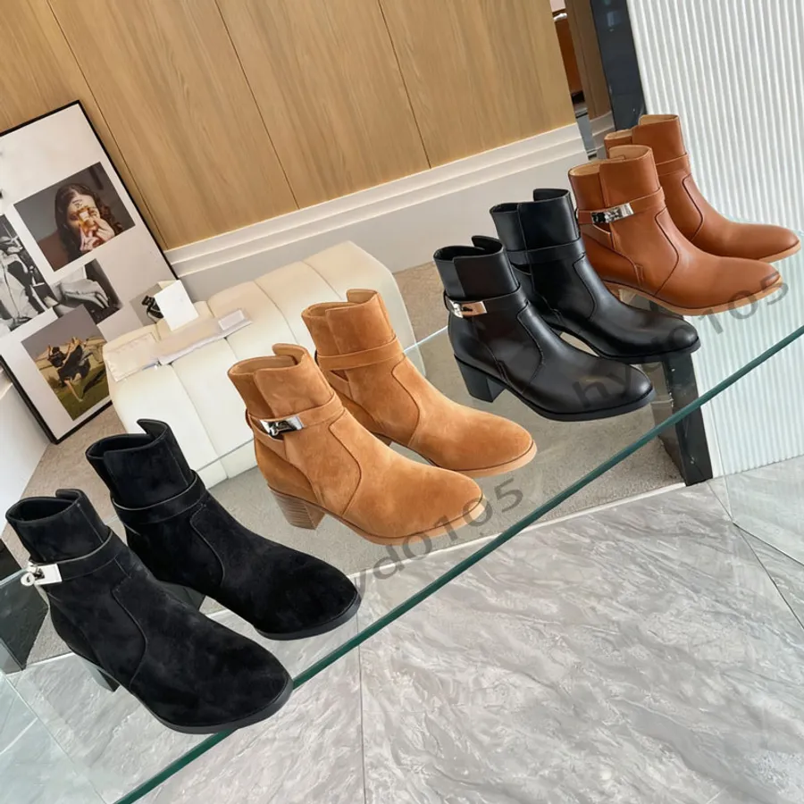 Rubber Snow Boots vs Leather Winter Boots: Which keeps your feet