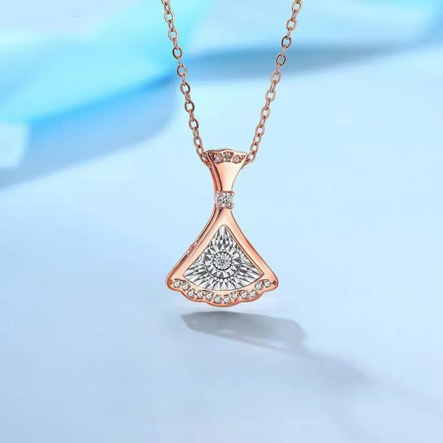 Mini dress or maxi dress with a diamond necklace: Which style is