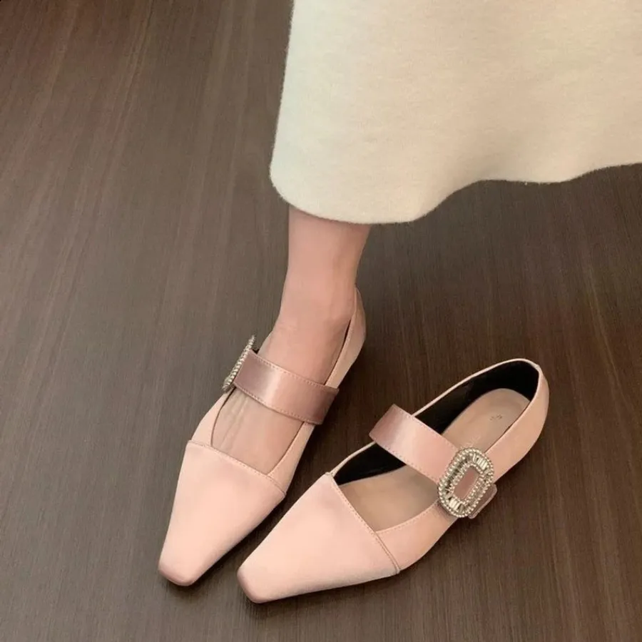Satin flats or heeled pumps for a wedding: are heels really worth