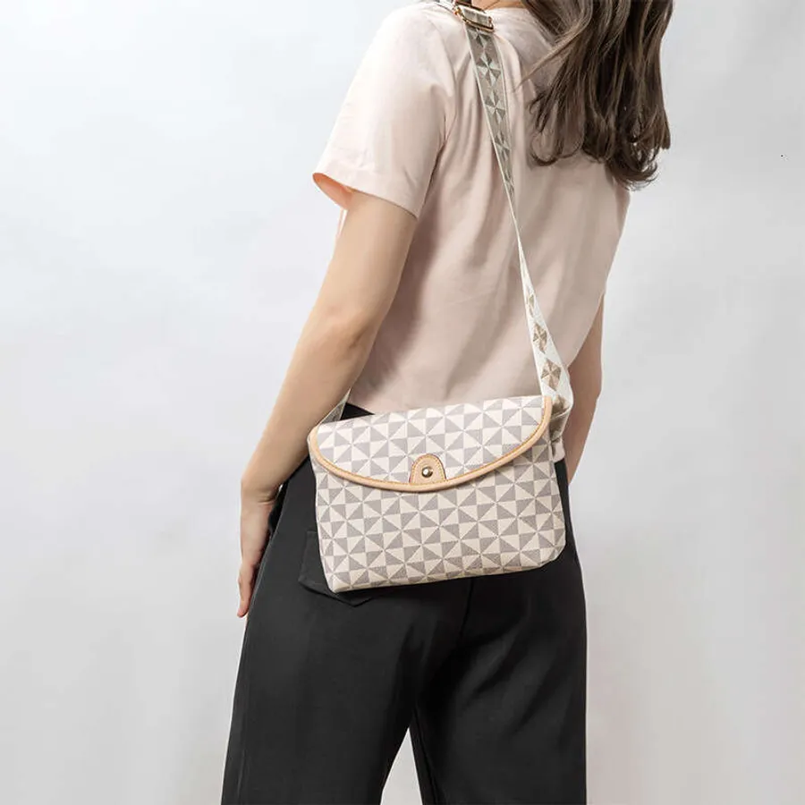 Wide strap vs thin strap crossbody: Does it *actually* make a